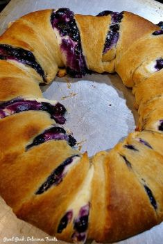 Blueberry Cream Cheese Pastry - 20 Sweet Crescent Rings To Dazzle Your Guests