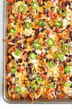 Sheet Pan Chicken and Black Bean Nachos - 30 Incredibly Good Sheet Pan Chicken Dinner