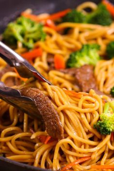 Garlic Beef Lo Mein - 25 Chinese Noodle Dishes That Will Drive You Crazy