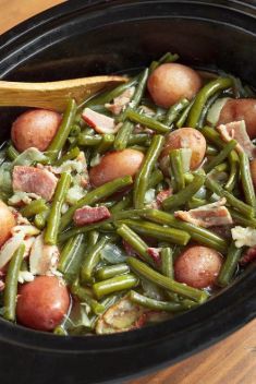 Slow Cooker Green Beans with Bacon and Potatoes - 30 Fabulous Dinners With Slow Cooker Potatoes