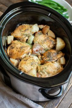 Slow Cooker Ranch Chicken and Red Potatoes - 30 Fabulous Dinners With Slow Cooker Potatoes