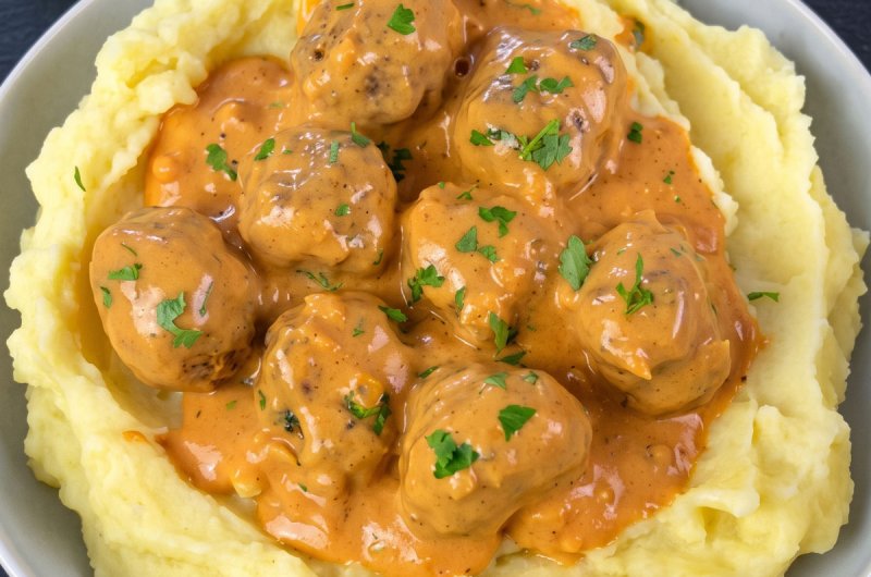 Meatballs in Creamy Sauce with Mashed Potatoes