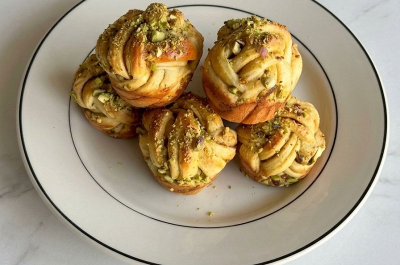 pistachio cinnamon rolls with a twist